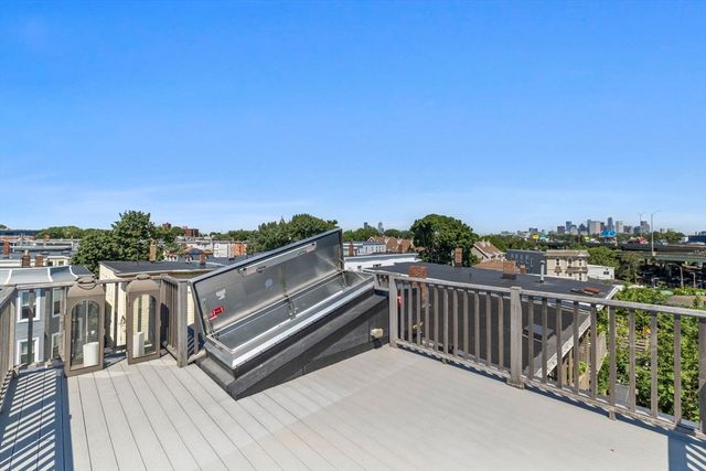 10R Spring Garden St 3, Boston, MA 02125