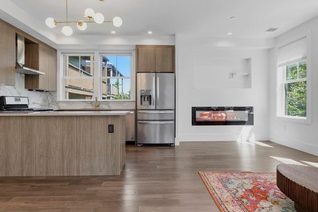 10R Spring Garden St 3, Boston, MA 02125