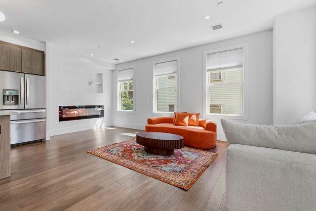 10R Spring Garden St 3, Boston, MA 02125