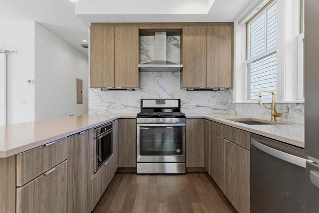 10R Spring Garden St 3, Boston, MA 02125
