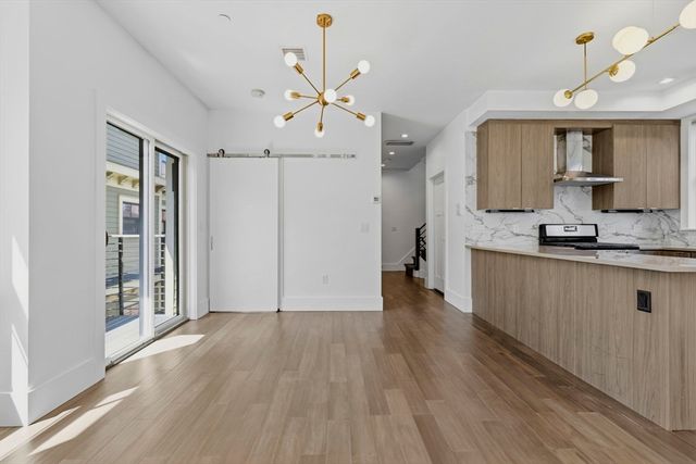 10R Spring Garden St 3, Boston, MA 02125