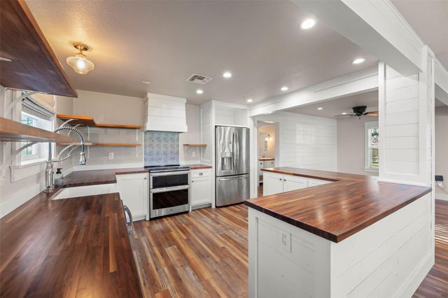 210 W Mulberry Avenue, Wharton, TX 77488