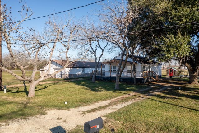 210 W Mulberry Avenue, Wharton, TX 77488