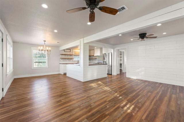 210 W Mulberry Avenue, Wharton, TX 77488