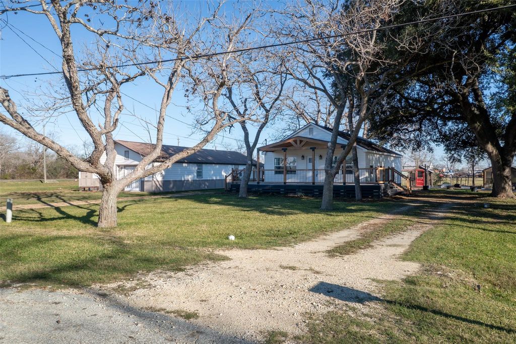 210 W Mulberry Avenue, Wharton, TX 77488