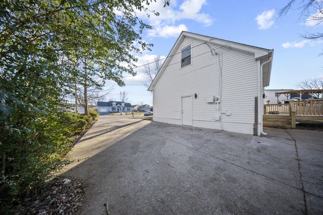 371 Manorstone Ln, Clarksville, TN 37042