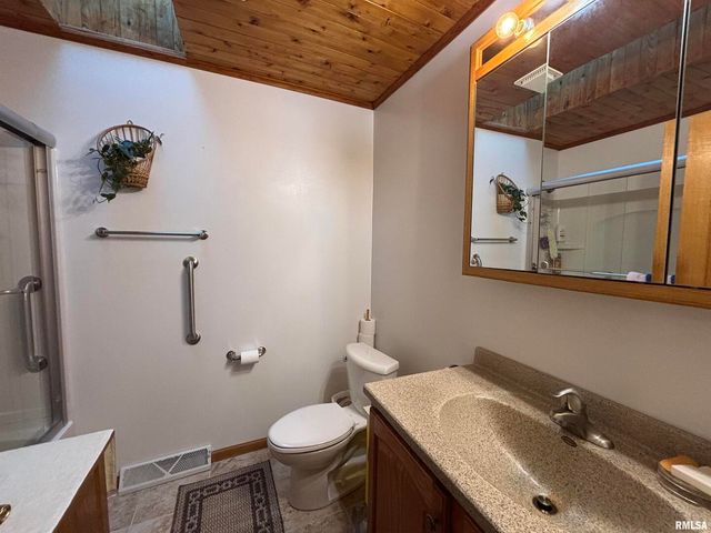 61 W TIMBERLINE Drive, Blue Grass, IA 52726