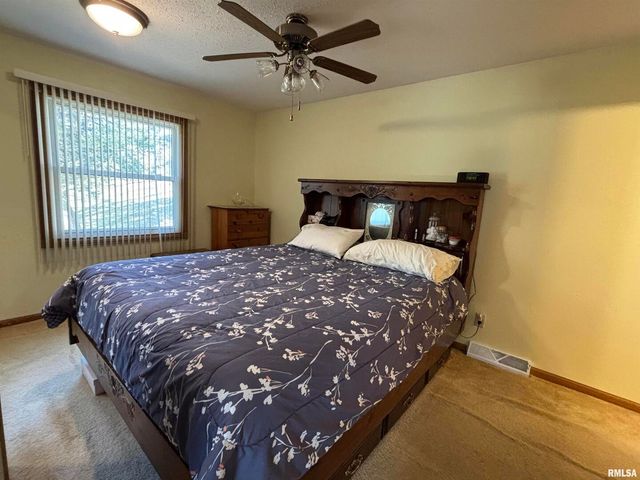 61 W TIMBERLINE Drive, Blue Grass, IA 52726