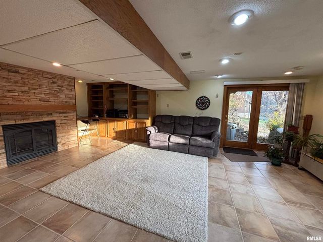 61 W TIMBERLINE Drive, Blue Grass, IA 52726