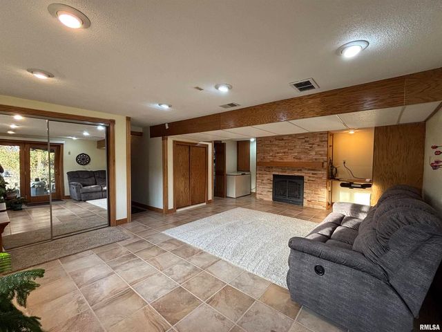 61 W TIMBERLINE Drive, Blue Grass, IA 52726