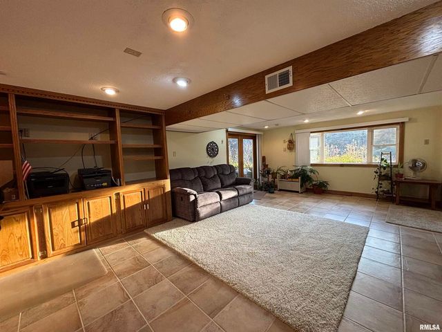 61 W TIMBERLINE Drive, Blue Grass, IA 52726