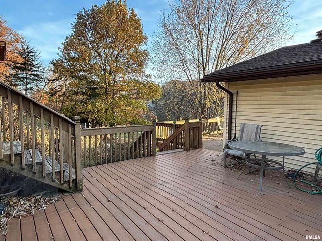 61 W TIMBERLINE Drive, Blue Grass, IA 52726