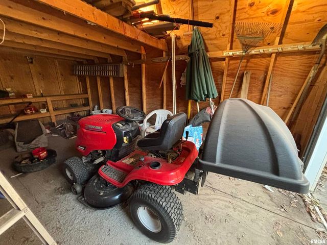 61 W TIMBERLINE Drive, Blue Grass, IA 52726