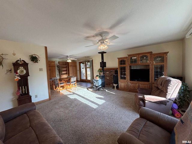 61 W TIMBERLINE Drive, Blue Grass, IA 52726