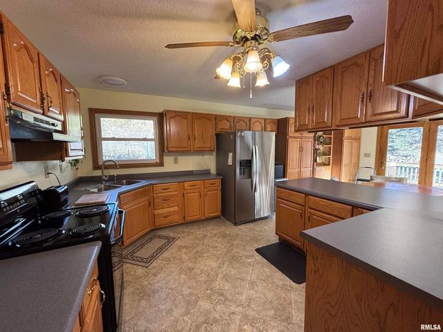 61 W TIMBERLINE Drive, Blue Grass, IA 52726