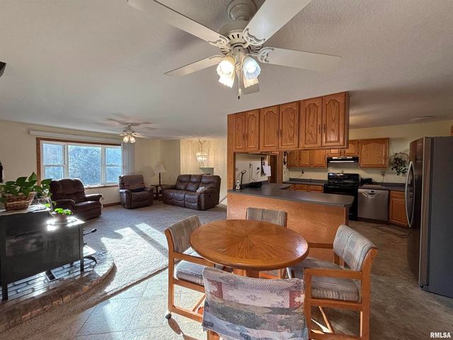 61 W TIMBERLINE Drive, Blue Grass, IA 52726