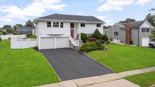 25 Amapola Lane, Kings Park, NY 11754