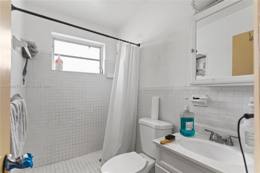 Image 13 of property listing at 53 NW 169th St, North Miami Beach, FL 33169