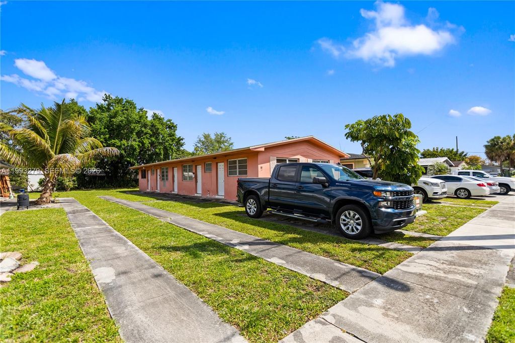 Image 4 of property listing at 53 NW 169th St, North Miami Beach, FL 33169