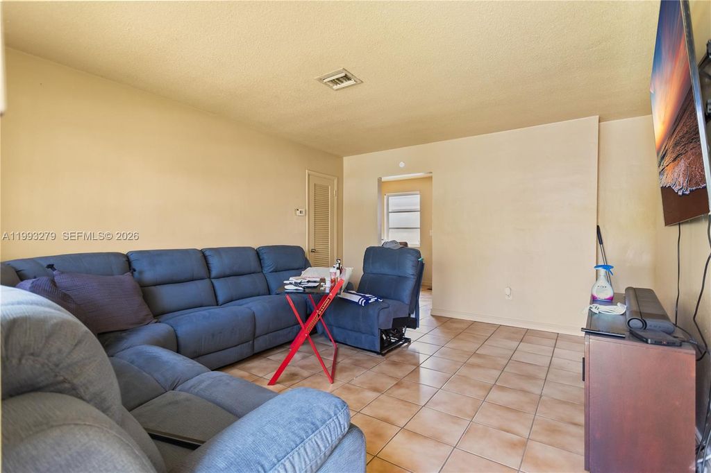 Image 5 of property listing at 53 NW 169th St, North Miami Beach, FL 33169