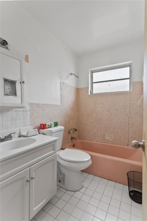 Image 9 of property listing at 53 NW 169th St, North Miami Beach, FL 33169