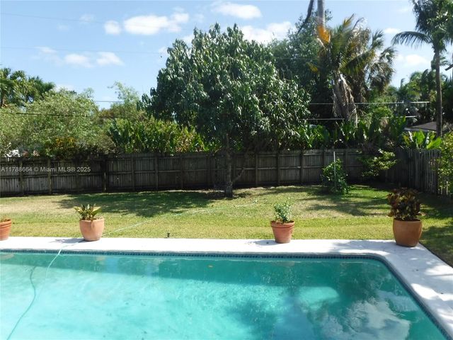 2020 NE 203rd St, Miami, FL 33179