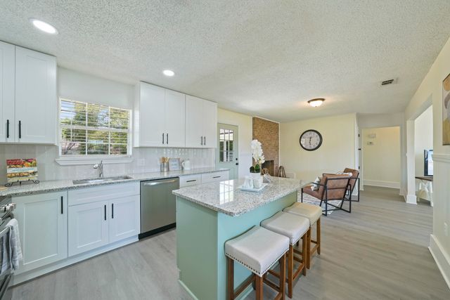 15 Lakeview Drive, Mary Esther, FL 32569