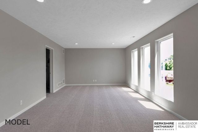 9505 S 183rd Avenue, Omaha, NE 68136