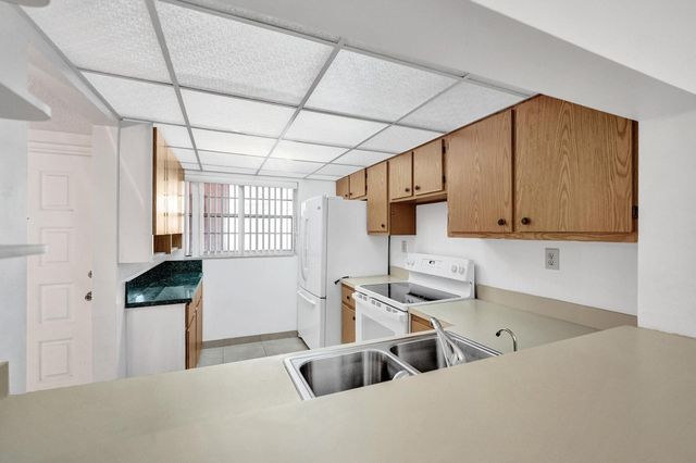 9531 Seagrape Drive 305, Davie, FL 33324