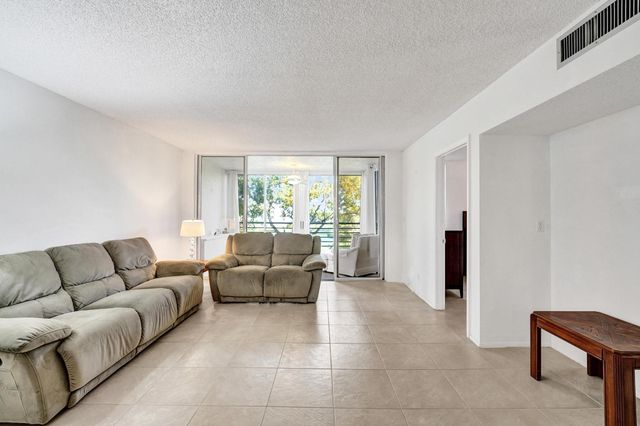 9531 Seagrape Drive 305, Davie, FL 33324