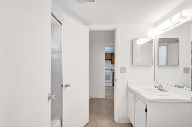 9531 Seagrape Drive 305, Davie, FL 33324