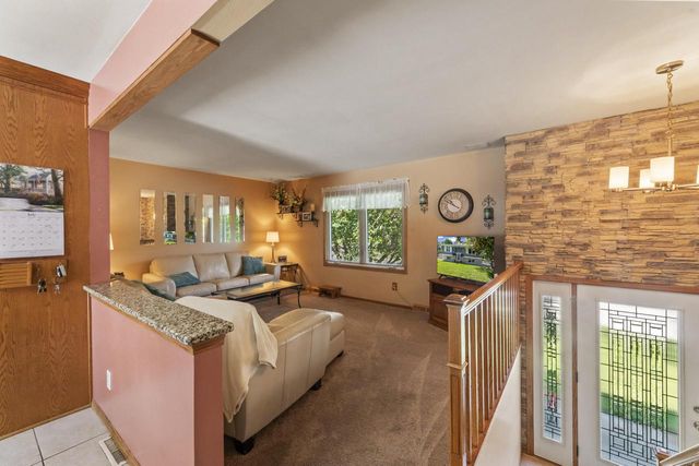 255 Willow DRIVE, Hartland, WI 53029