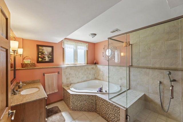 255 Willow DRIVE, Hartland, WI 53029