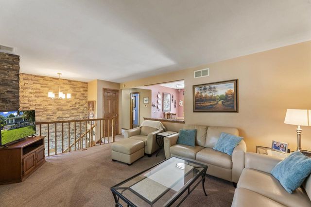 255 Willow DRIVE, Hartland, WI 53029
