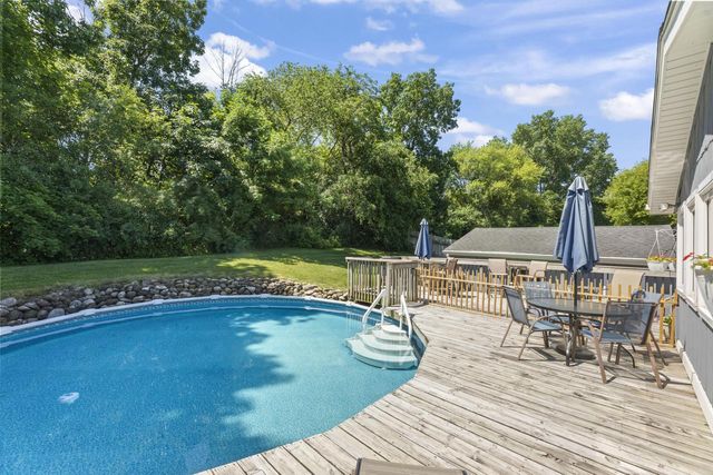255 Willow DRIVE, Hartland, WI 53029