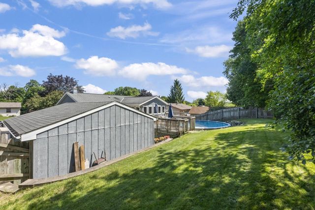 255 Willow DRIVE, Hartland, WI 53029