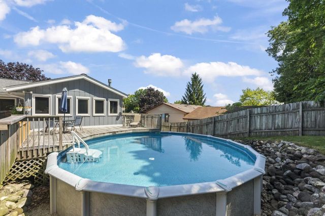 255 Willow DRIVE, Hartland, WI 53029
