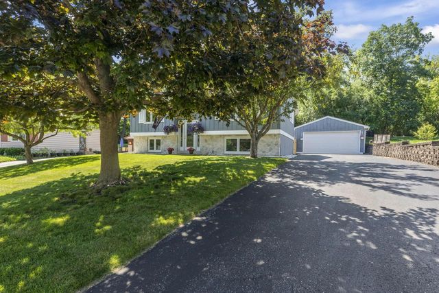 255 Willow DRIVE, Hartland, WI 53029
