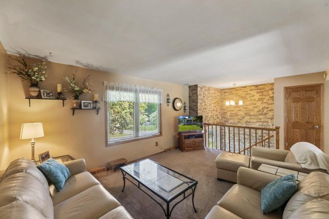 255 Willow DRIVE, Hartland, WI 53029