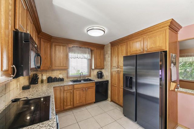 255 Willow DRIVE, Hartland, WI 53029