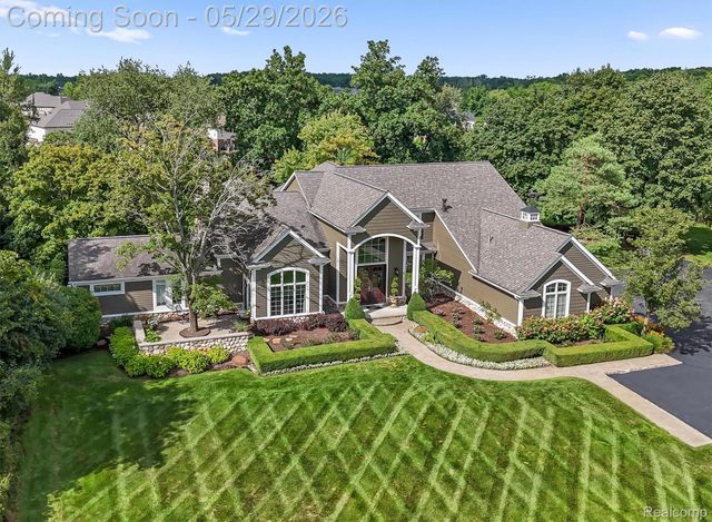 864 Pine Needle Trail, Oakland Charter Township, MI 48306