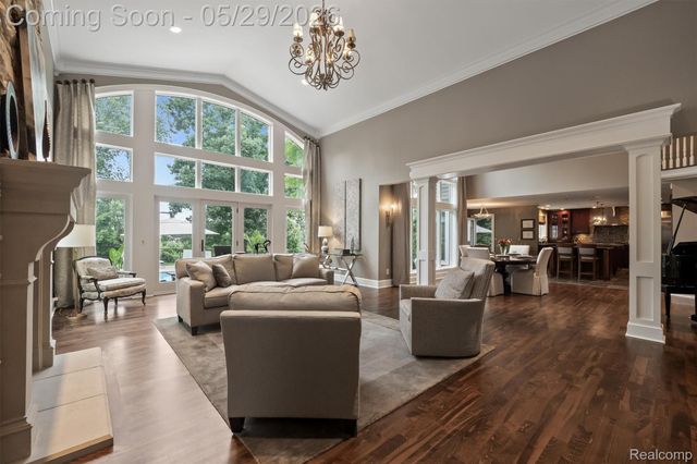 864 Pine Needle Trail, Oakland Charter Township, MI 48306