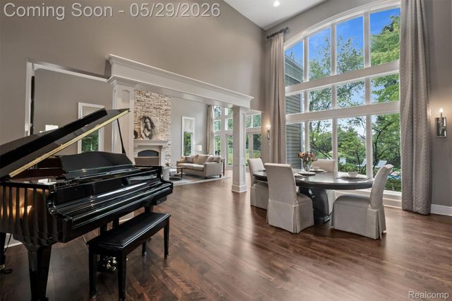 864 Pine Needle Trail, Oakland Charter Township, MI 48306