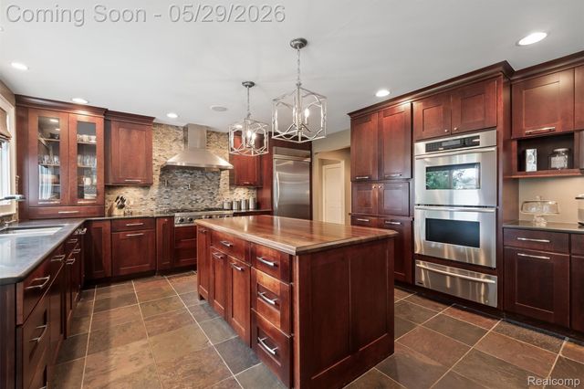 864 Pine Needle Trail, Oakland Charter Township, MI 48306