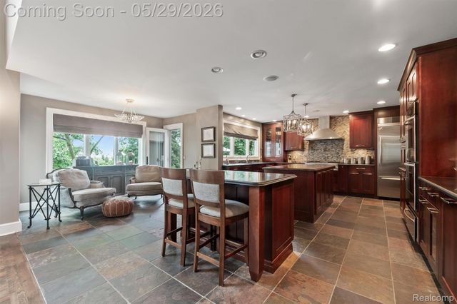 864 Pine Needle Trail, Oakland Charter Township, MI 48306