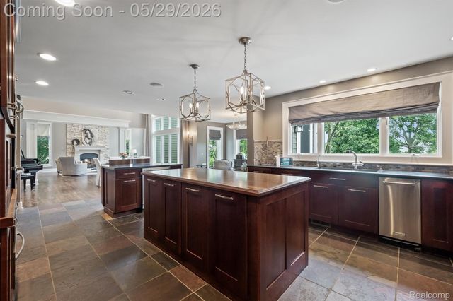 864 Pine Needle Trail, Oakland Charter Township, MI 48306