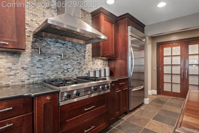 864 Pine Needle Trail, Oakland Charter Township, MI 48306