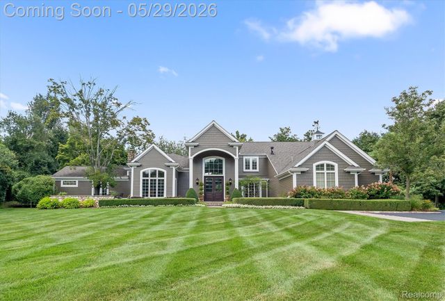 864 Pine Needle Trail, Oakland Charter Township, MI 48306