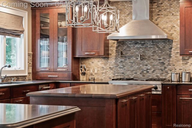 864 Pine Needle Trail, Oakland Charter Township, MI 48306