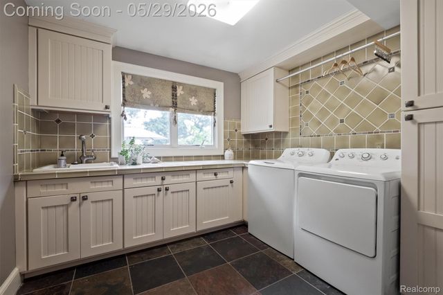 864 Pine Needle Trail, Oakland Charter Township, MI 48306